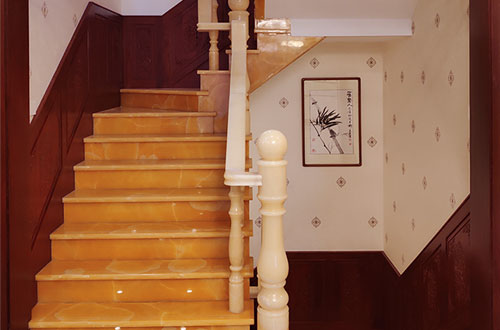 万宁中式别墅室内汉白玉石楼梯的定制安装装饰效果