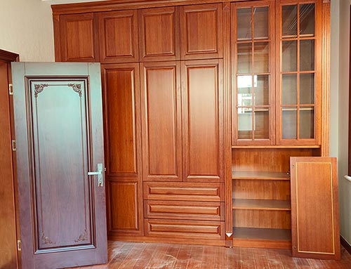 万宁中式家庭装修里定制的实木衣柜效果图